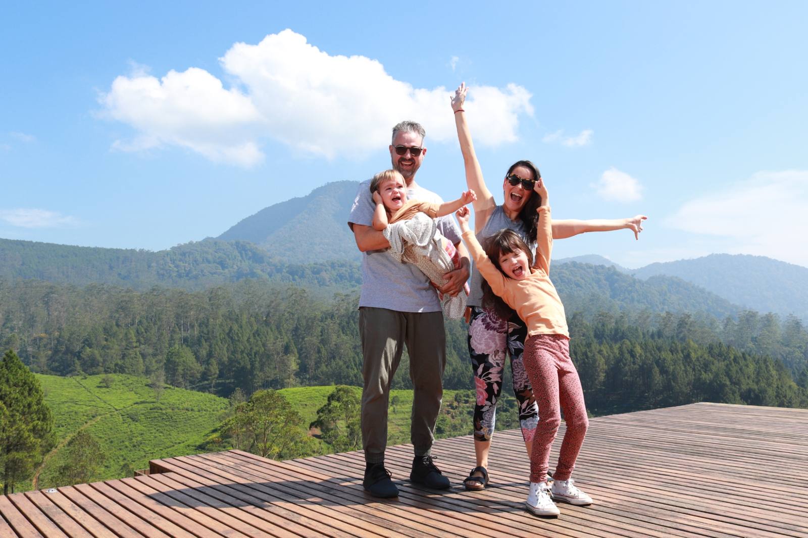 Keluarga menikmati panorama pegunungan di Cabinite Pangalengan
