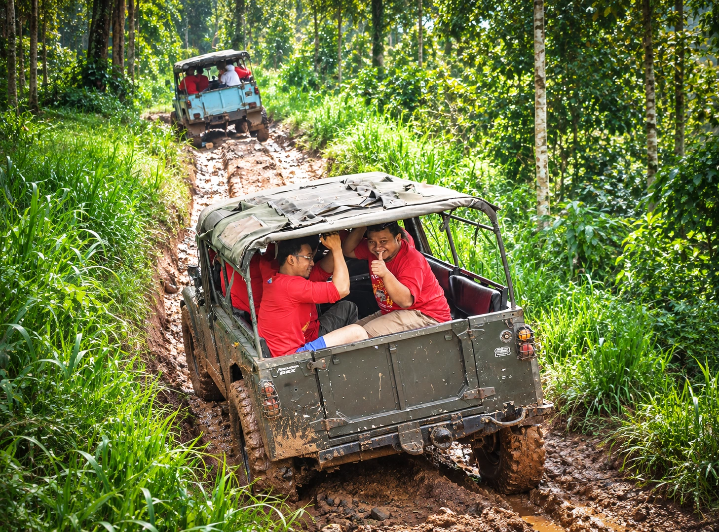 Petualangan jeep bersama rombongan di jalur hutan Pangalengan