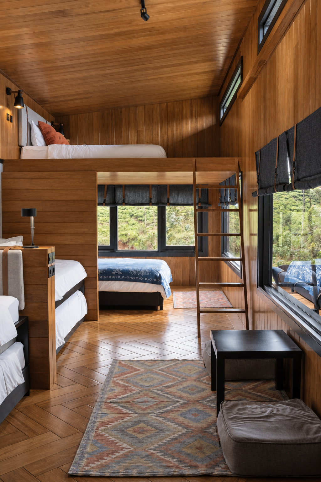 Interior kabin keluarga Cabinite Pangalengan dengan tempat tidur bertingkat, dinding kayu, dan jendela menghadap kebun teh